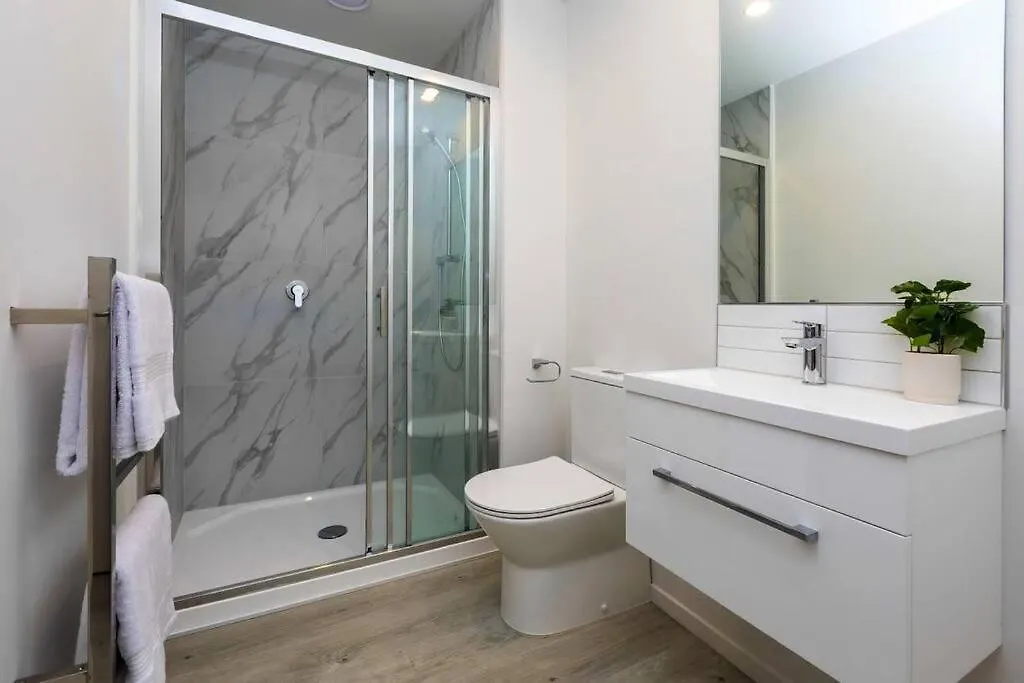 2 Bedrooms Apprtmt Plus Underground Parking In Cbd Κράισττσερτς